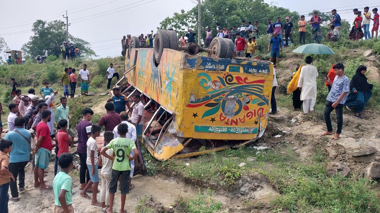 ব্রাহ্মণবাড়িয়ায় বাস খাদে পড়ে নিহত ৪